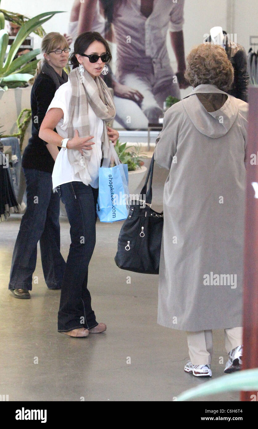Jennifer Love Hewitt va shopping sul Robertson Boulevard indossano jeans e una grande sciarpa beige di Los Angeles, California - Foto Stock