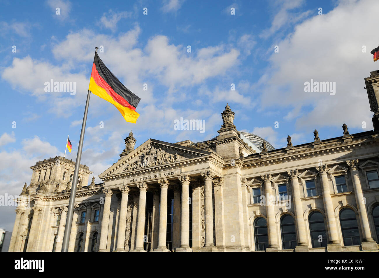 Vista frontale del Reichstag tedesco con bandiere Foto Stock