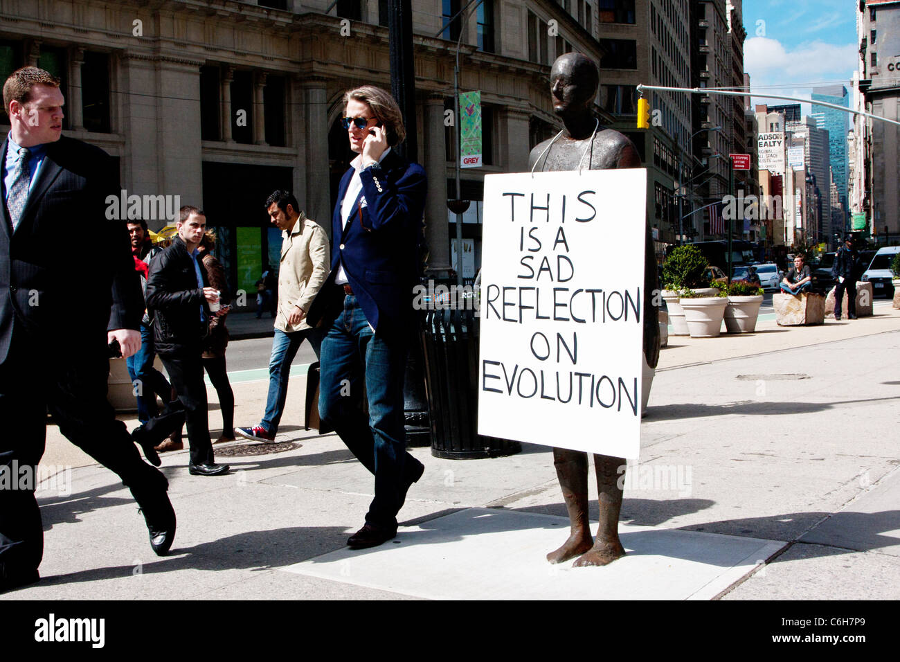 Gormley statue prendere i lati su Ragsdale stunt comico Jeff Ragsdale si sottopose alla Pubblica umiliazione in Manhattan Foto Stock