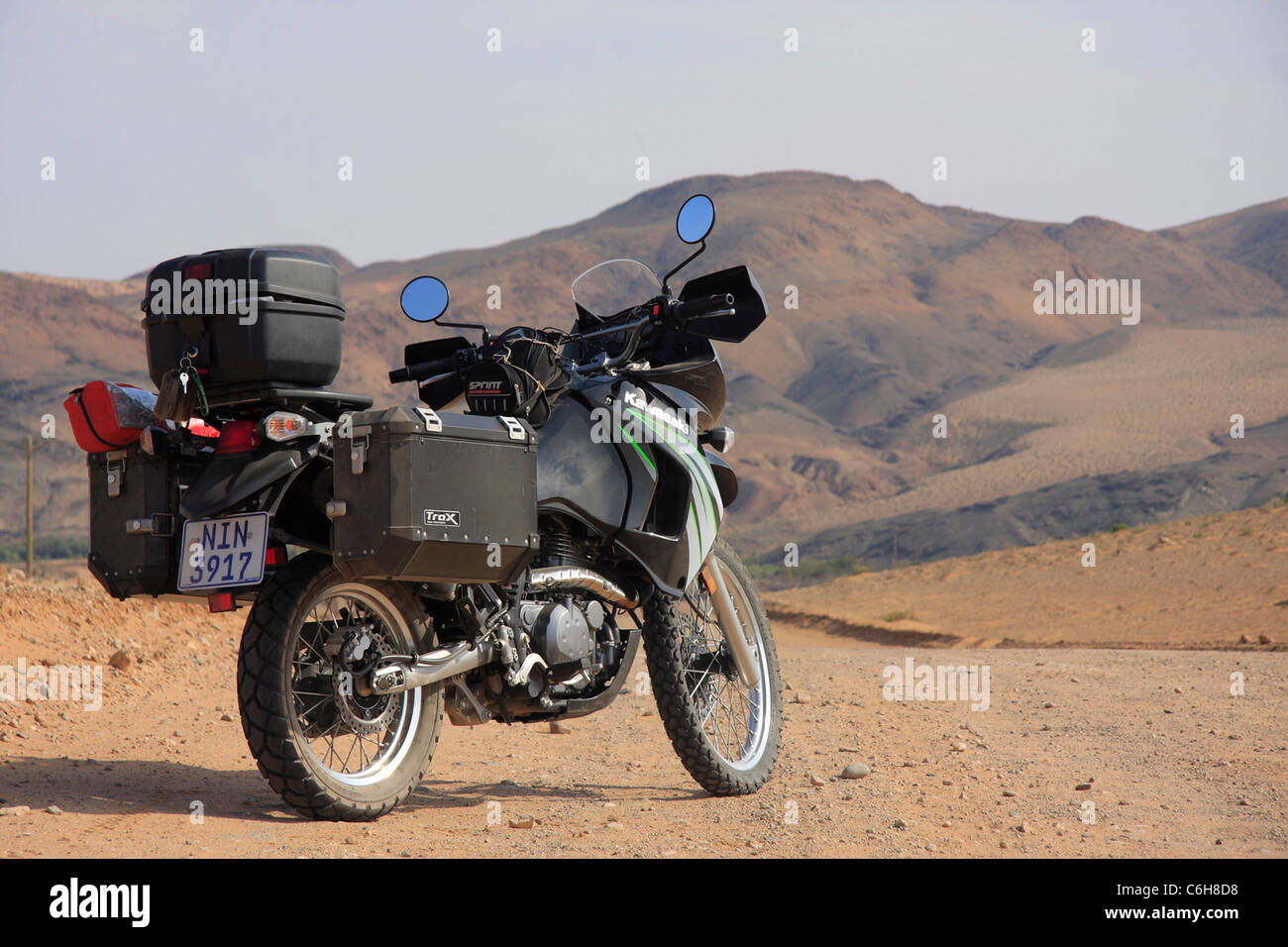 Turismo in bicicletta su una strada di sabbia nel deserto arido area Foto Stock
