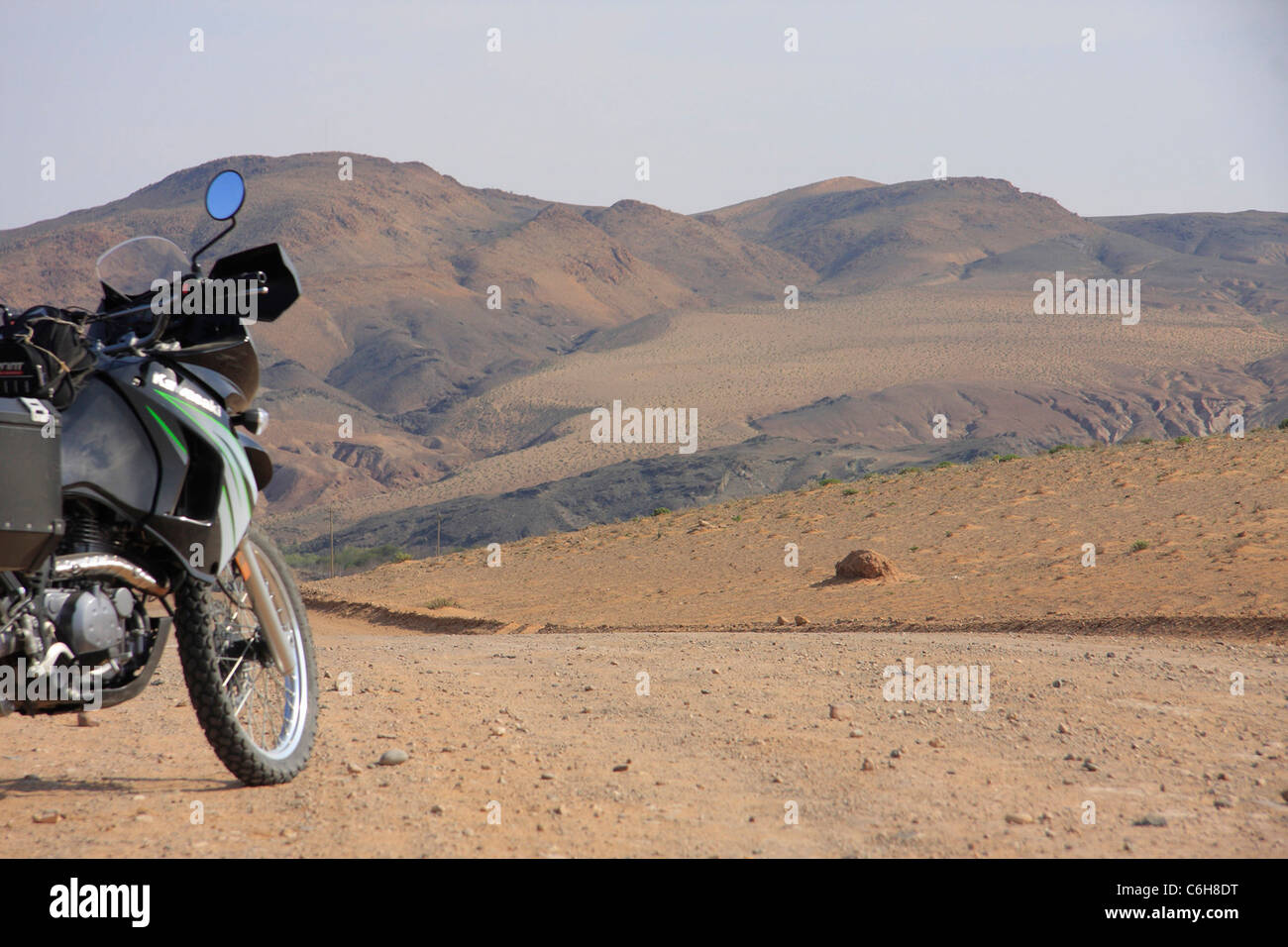 Turismo in bicicletta su una strada di sabbia nel deserto arido area Foto Stock
