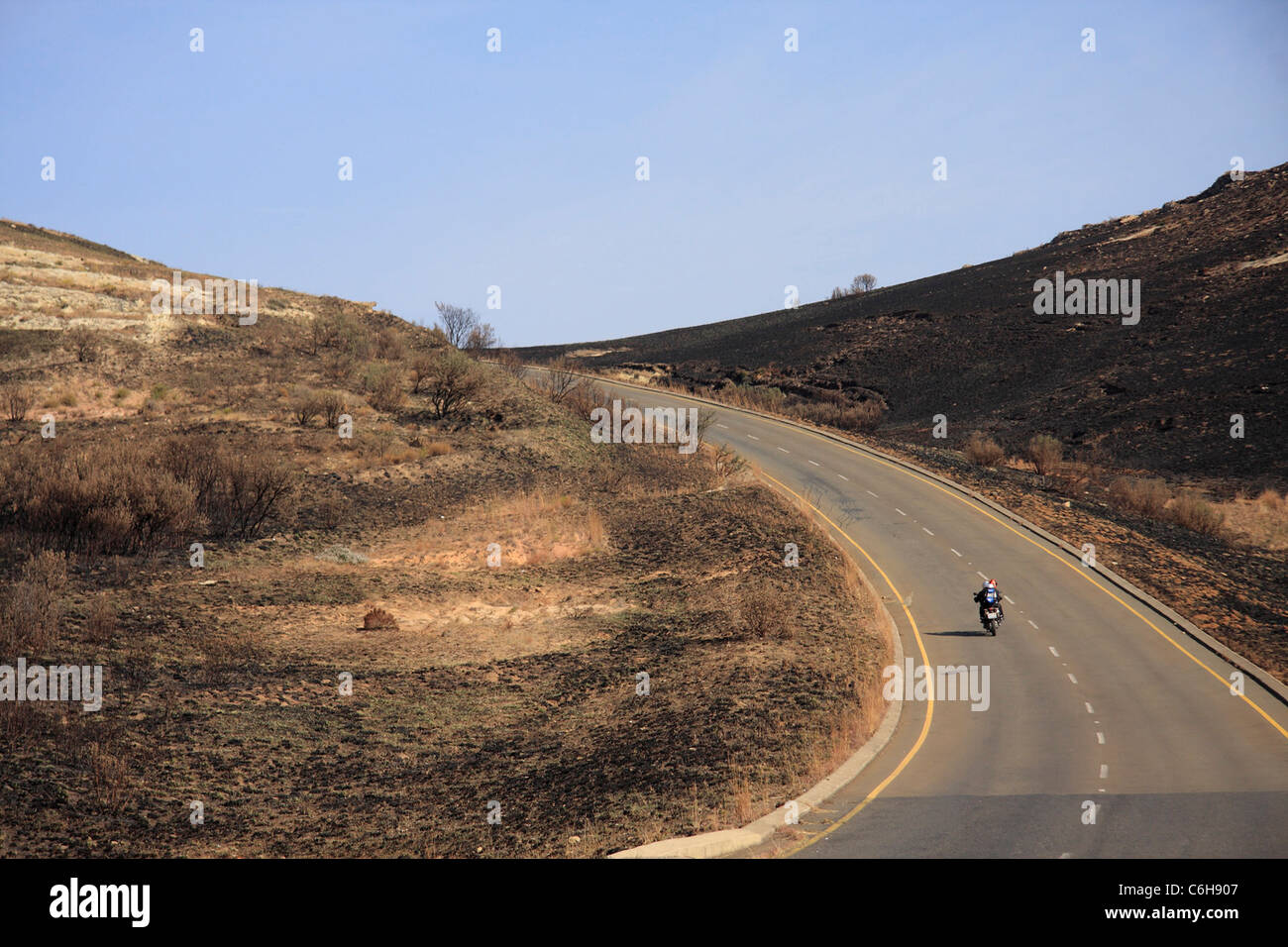 Tar road nel paesaggio remoto con moto Foto Stock