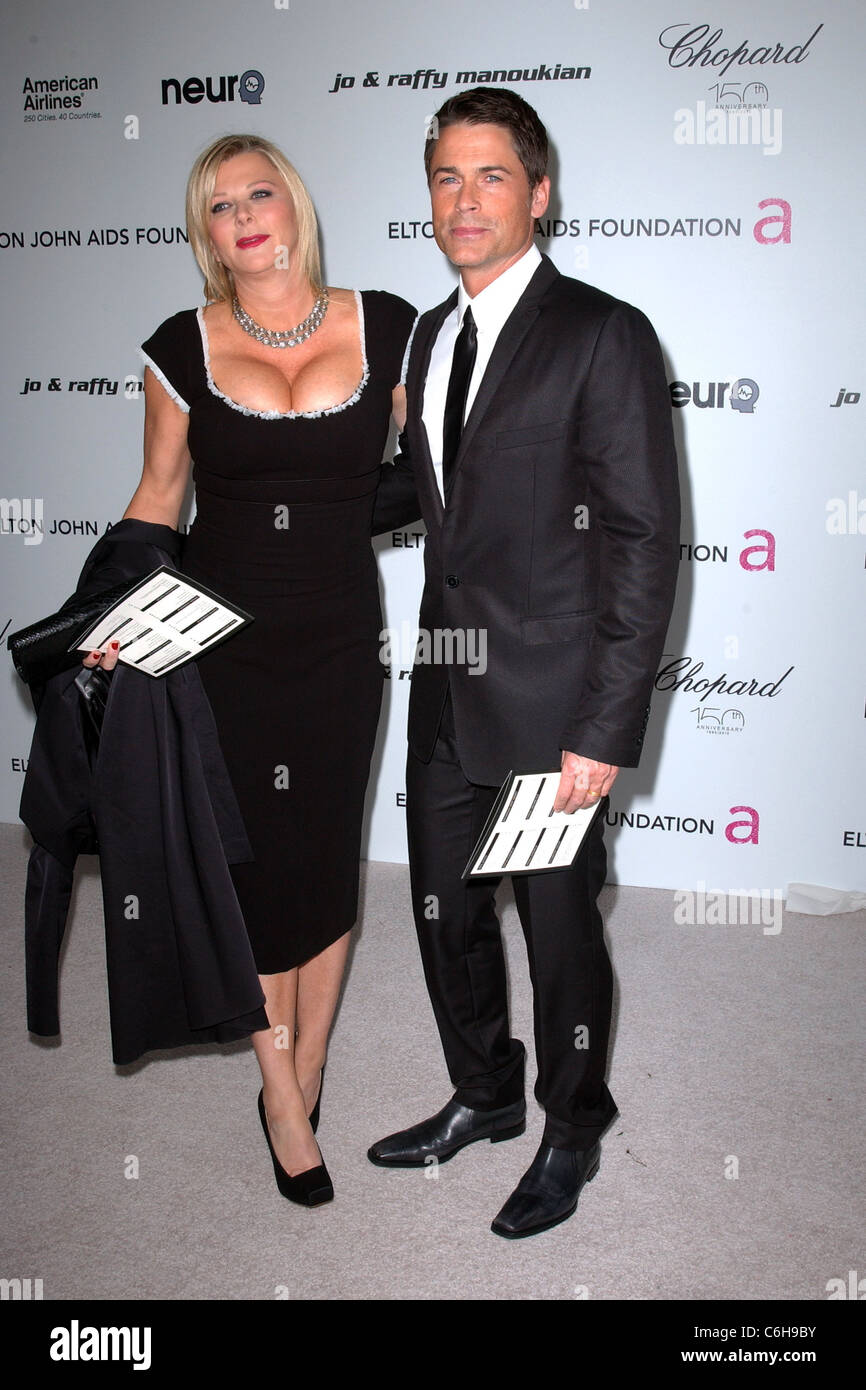 Rob Lowe (R) e Sheryl Berkoff diciottesima edizione di Elton John AIDS Foundation Academy Awards (Oscar) la visualizzazione di parti - gli arrivi presso Foto Stock