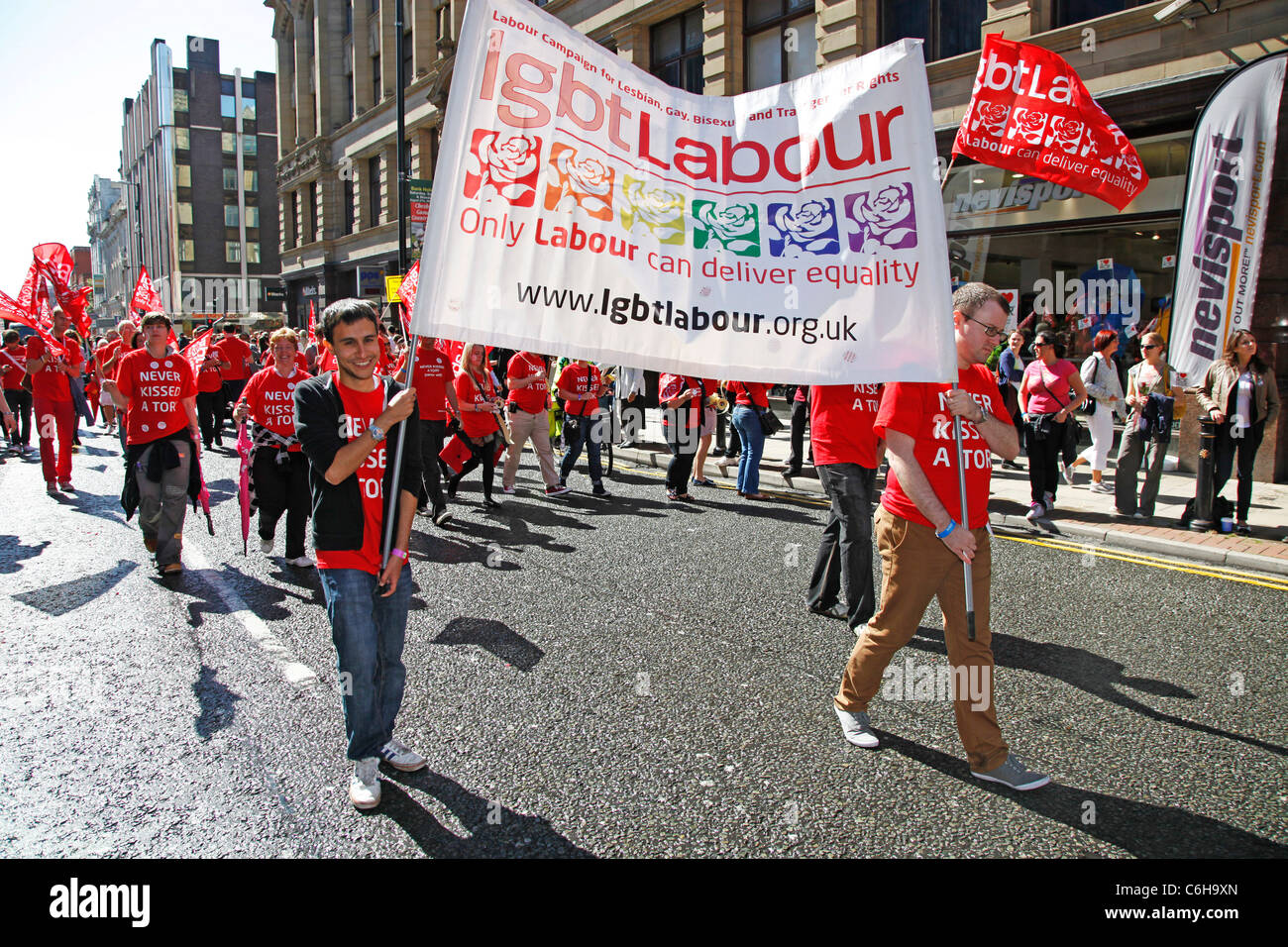 LGBT hanno marciato dalla manodopera a Manchester Gay Pride Parade, Manchester, Inghilterra Foto Stock