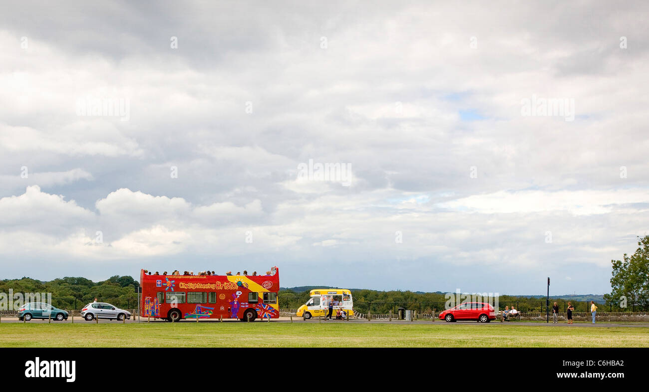 Open top tour bus e ice cream van presso il punto di vista su Clifton Bristol Downs catering per i turisti in un tipico giorno di estate Foto Stock