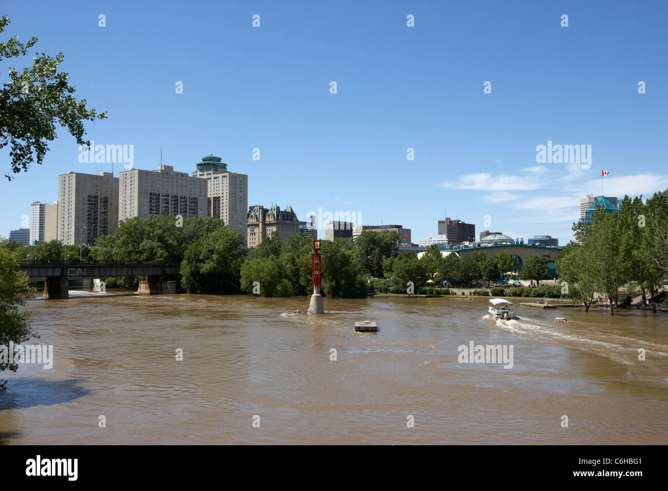 Assiniboine fiume in piena presso il porto storico nelle forcelle Winnipeg Manitoba Canada Foto Stock