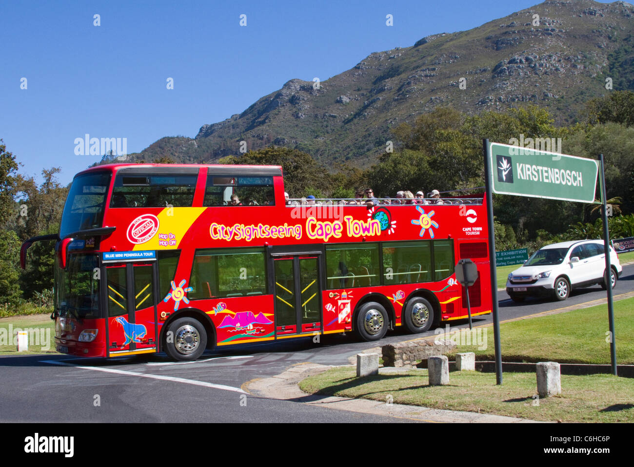 Open top bus turistico tenendo i visitatori gite turistiche nelle vicinanze giardini botanici di Kirstenbosch Foto Stock