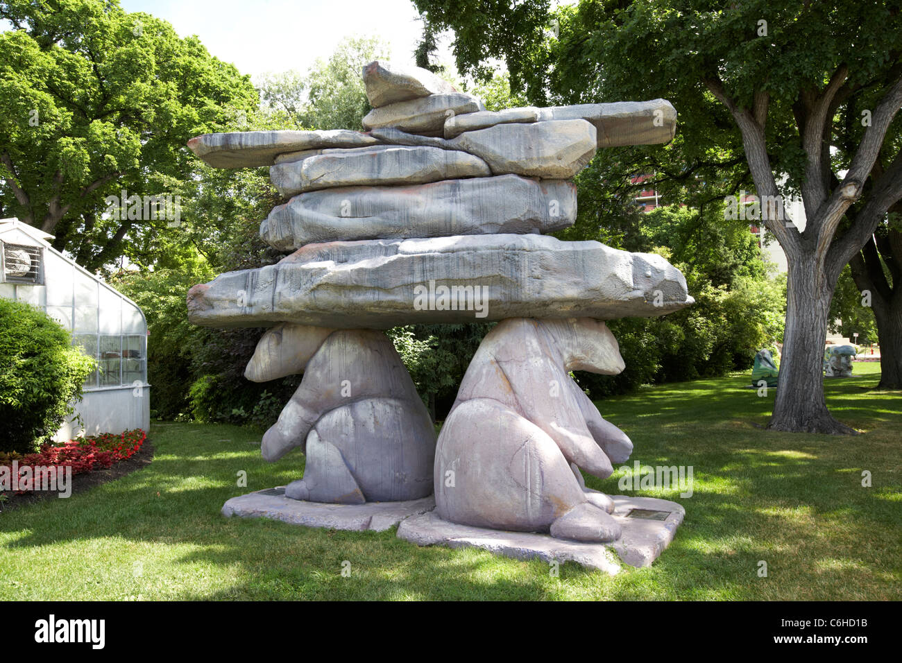 Nanookshuk poggia su Broadway statue nei motivi del Manitoba legislative building winnipeg Manitoba Canada Foto Stock