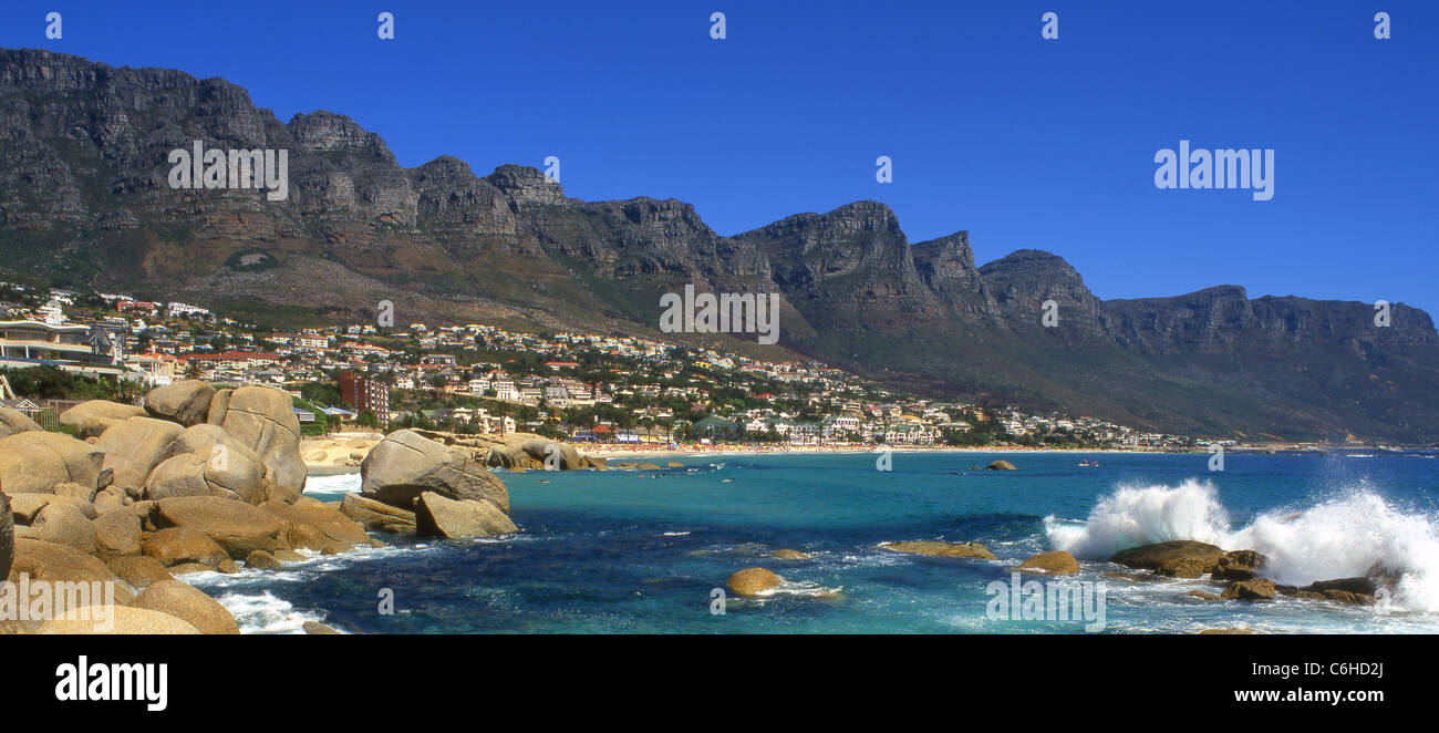 Vista sul litorale a Camps Bay con dodici apostoli Foto Stock