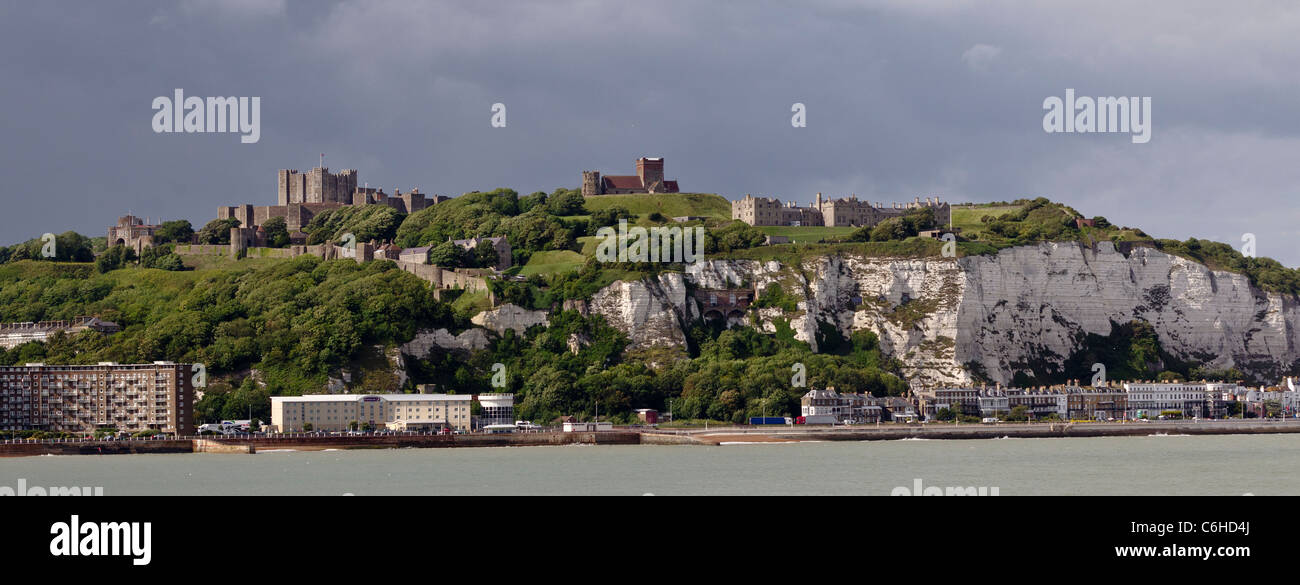 Vista del sae porto di Dover dal mare, mostrando il castello di Dover e le famose scogliere bianche Foto Stock