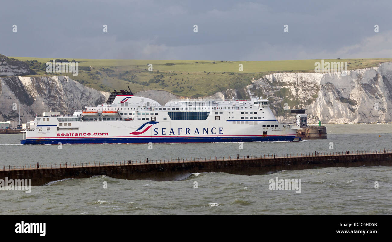 Traghetto passeggero appena al di fuori di Dover, con le famose Scogliere Bianche in background Foto Stock