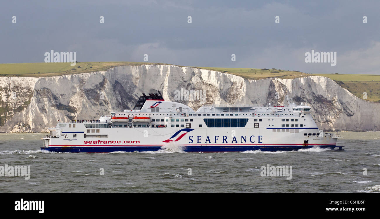 Traghetto passeggero appena al di fuori di Dover, con le famose Scogliere Bianche in background Foto Stock