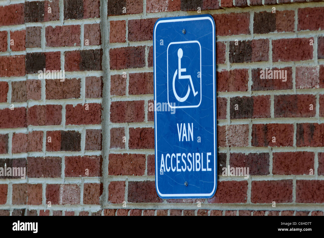 Parcheggio Disabili segno contro un muro di mattoni. Foto Stock