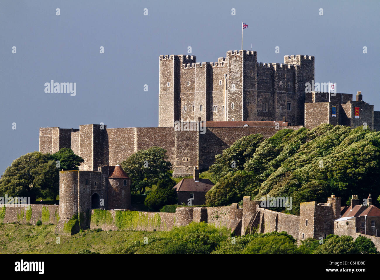 Il castello di Dover come visto dal mare Foto Stock