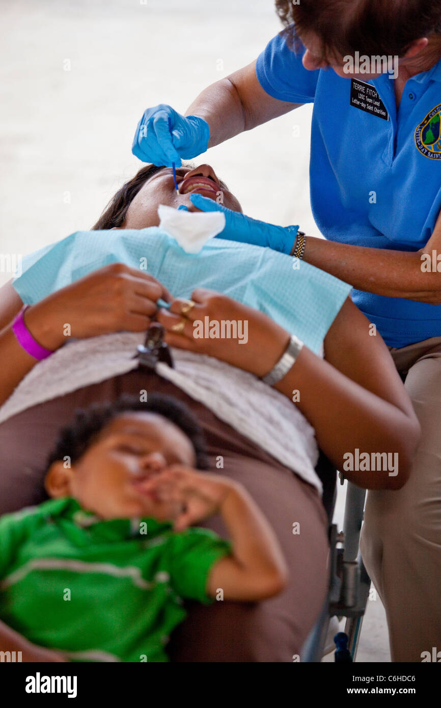 Un lavoro dentario dal USNS Comfort nave ospedale, San Salvador El Salvador Foto Stock