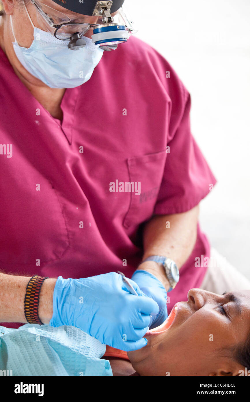 Un lavoro dentario dal USNS Comfort nave ospedale, San Salvador El Salvador Foto Stock