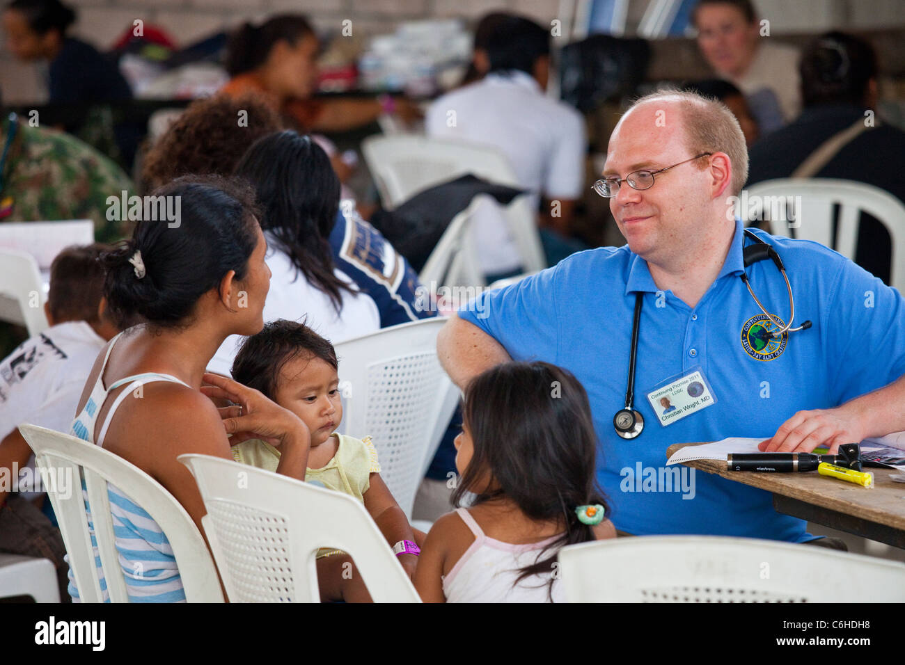 Medico dal USNS Comfort Nave ospedale consultazione con paziente, San Salvador El Salvador Foto Stock