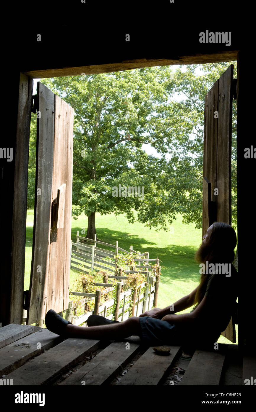 Giovane uomo barbuto guardando fuori aletti - Cedar Mountain, North Carolina, STATI UNITI D'AMERICA Foto Stock