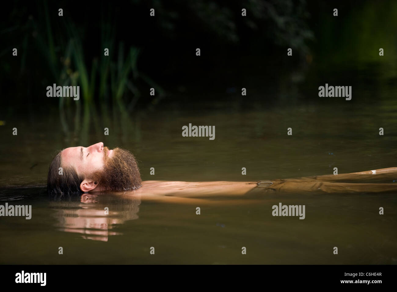 L'uomo galleggiante nel Lago - Montagna di cedro, North Carolina, STATI UNITI D'AMERICA Foto Stock