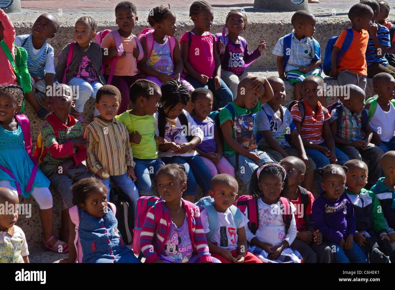 I bambini in età prescolare aspettando pazientemente per un viaggio in barca per Robben Island Foto Stock