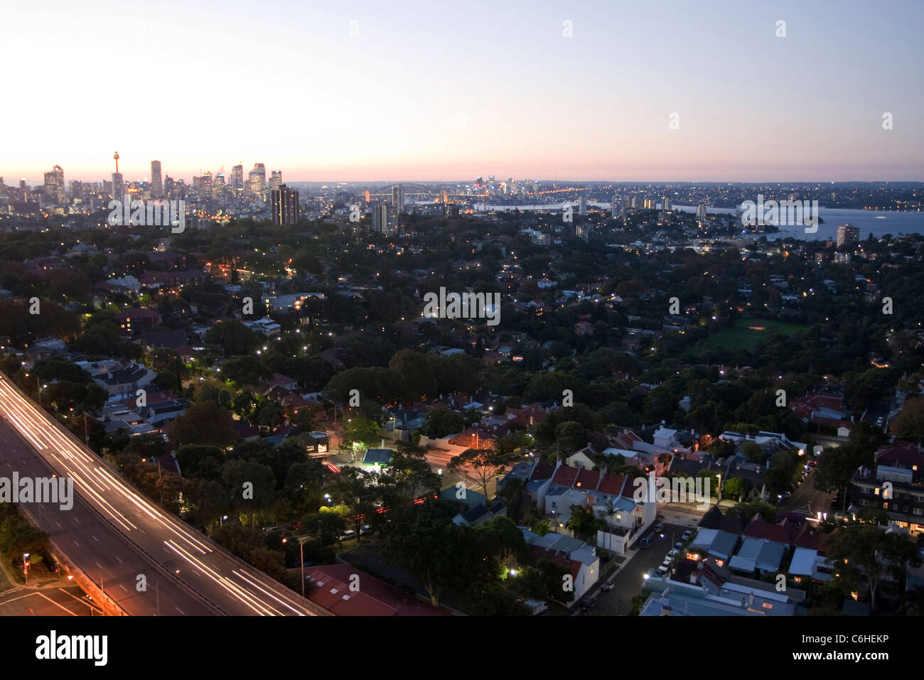 Vista di Sydney a notte da Bondi Junction con percorsi di luce dai veicoli in transito Foto Stock