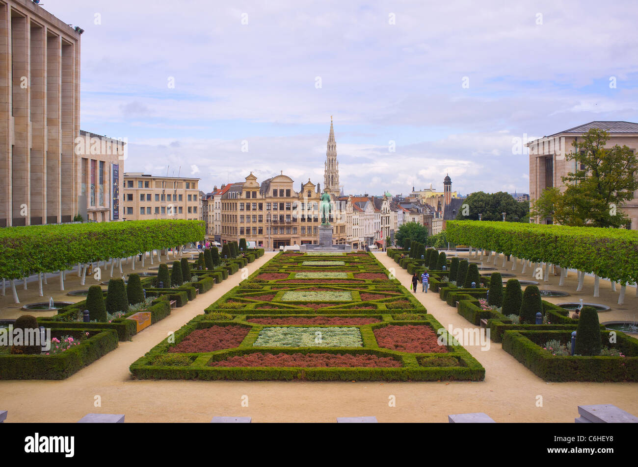 Giardini del Palazzo dei Congressi e la torre di Brussels City Hall, Brabant, Belgio Foto Stock