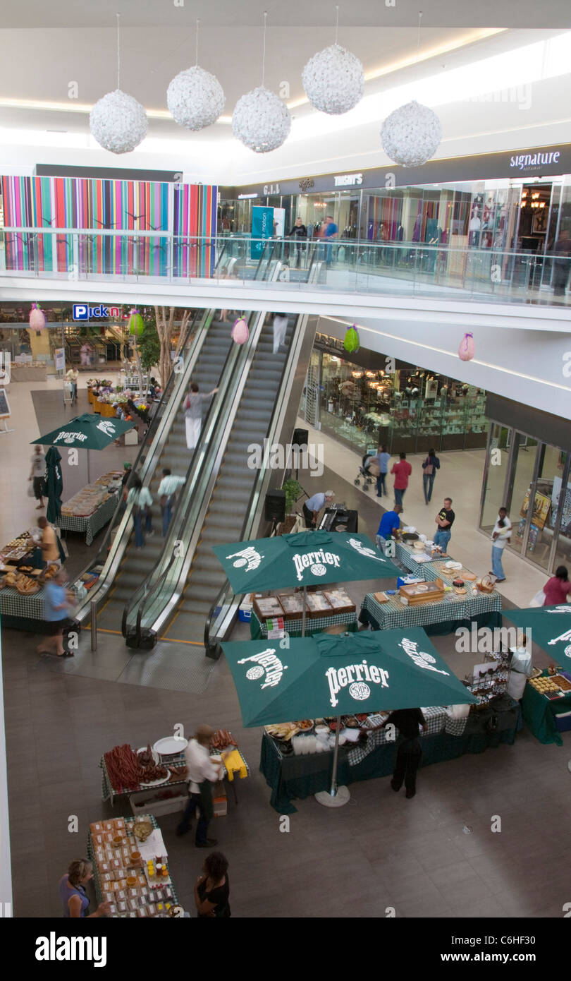 Centro commerciale interno in Morningside, Sandton Foto Stock Centro commerciale interno in Morningside, Sandton Foto Stock