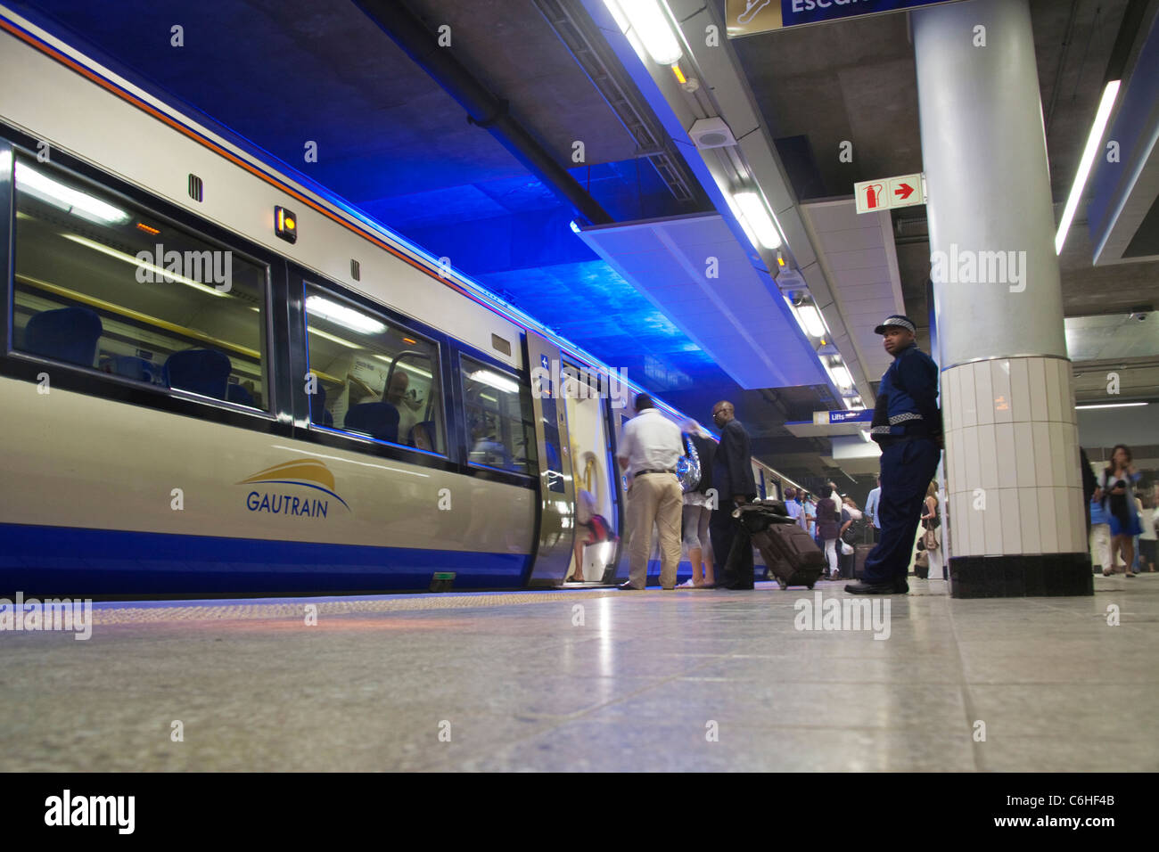 Pendolari si preparano a salire a bordo del Gautrain Foto Stock