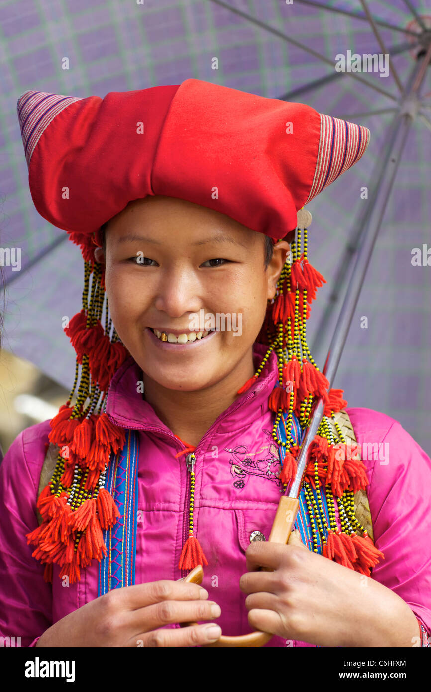 La ragazza non identificato della Red Dao gruppo etnico di Sapa, Vietnam. Foto Stock