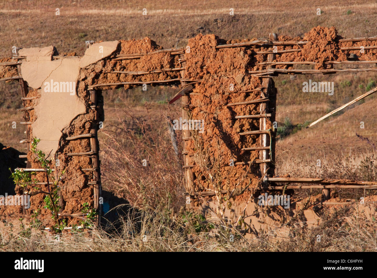 Una casa abbandonata realizzato a partire da un tradizionale legno di fango e materiali da costruzione Foto Stock