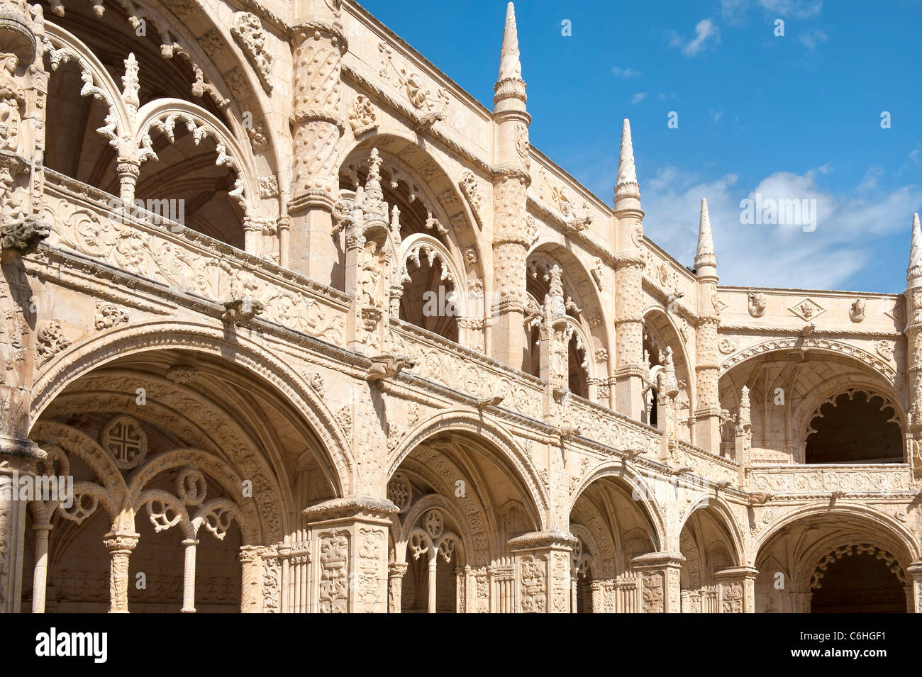 Cortile dei due piani, chiostro del Mosteiro dos Jéronimos, quartiere Belem, Lisbona, Portogallo Foto Stock