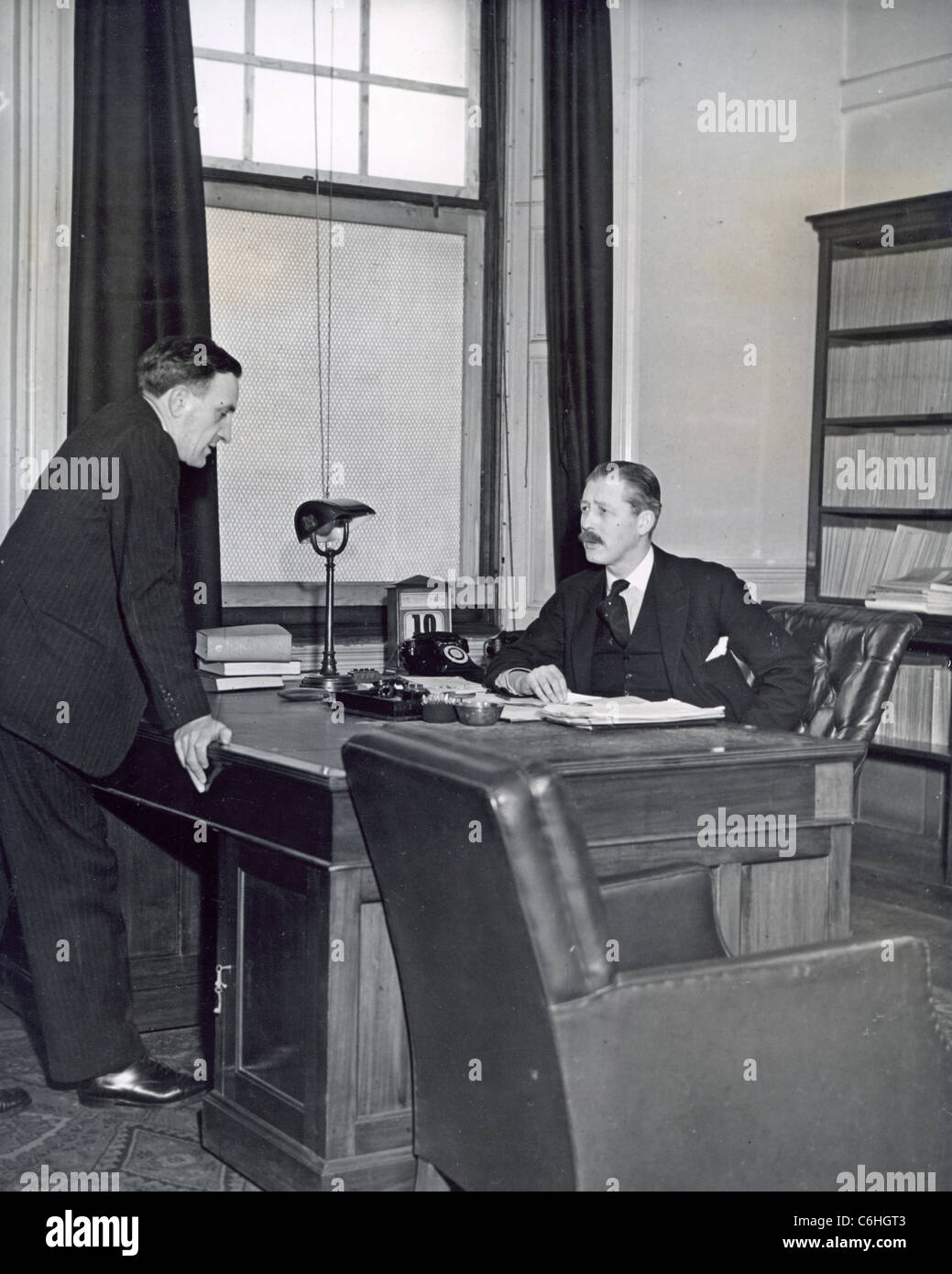 HAROLD MACMILLAN (1894-1986), uomo politico del Regno Unito come sottosegretario di Stato per le colonie nel 1942 Foto Stock