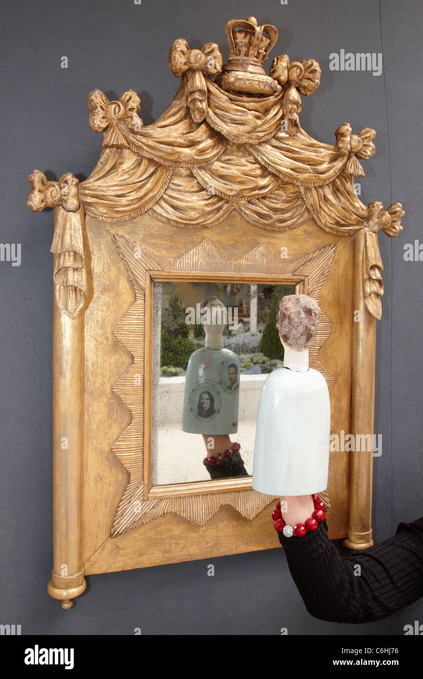 Un espositore visualizza gli oggetti collegati con i duchi di Cambridge all'International Fine Art & Antiques Fair 2011. Foto Stock