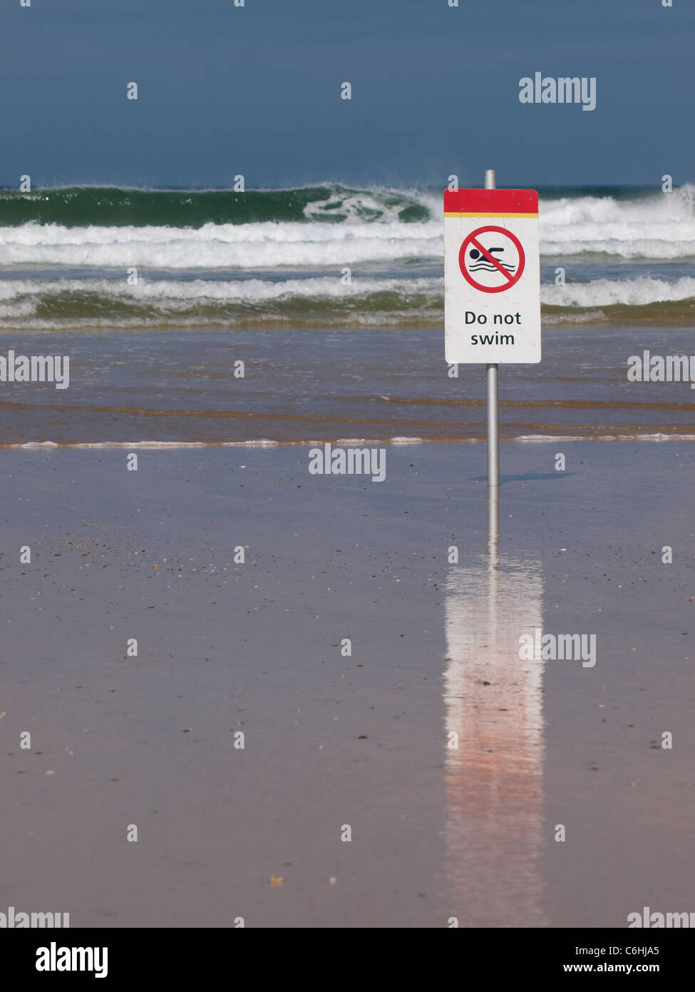 Non nuotare sign in spiaggia, Cornwall, Regno Unito Foto Stock