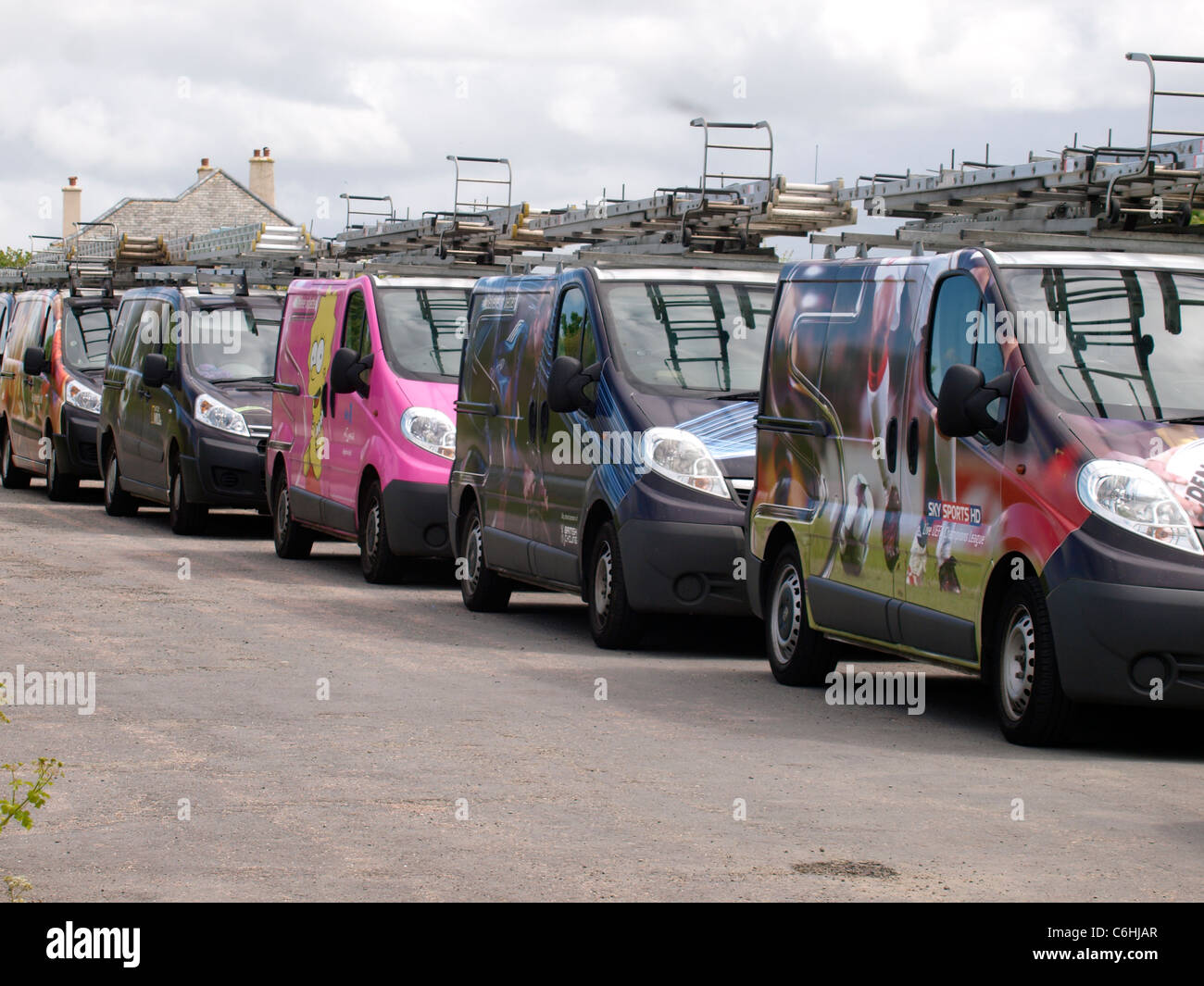 Una fila di Sky TV furgoni, Devon, Regno Unito Foto Stock