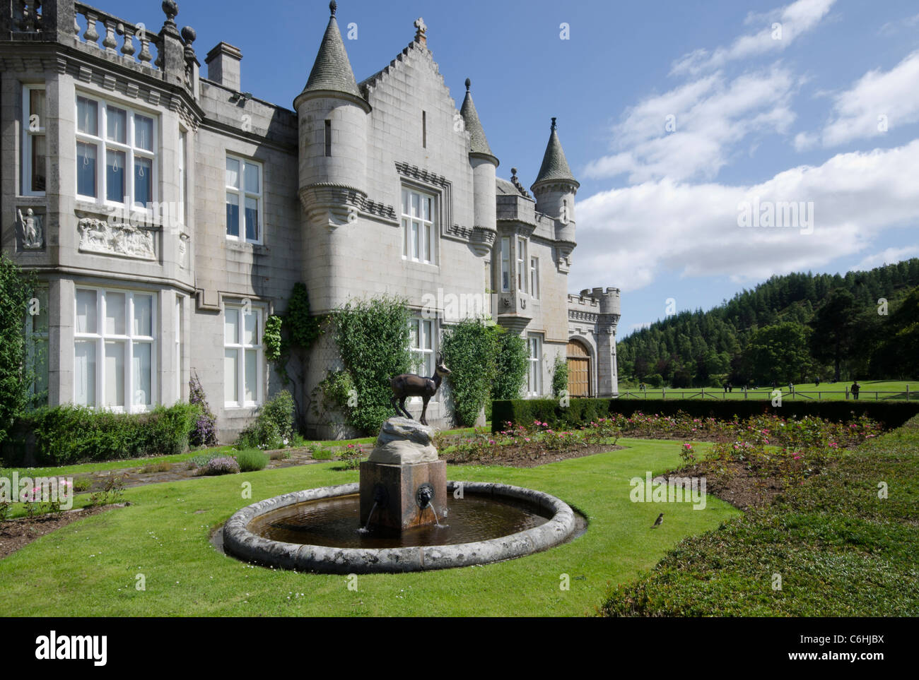 Il Castello di Balmoral Royal Deeside- Queen's residence vista del castello da giardini formali con i cervi fontana in primo piano Foto Stock