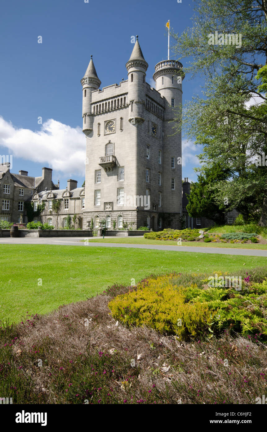Il Castello di Balmoral Royal Deeside - Queen's residence - Vista di castletower da giardini Foto Stock
