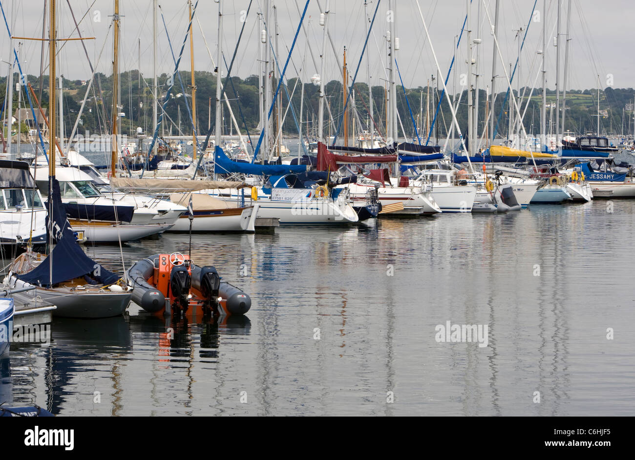 Yacht ormeggiati a Mylor Yacht Harbour, Cornwall Foto Stock