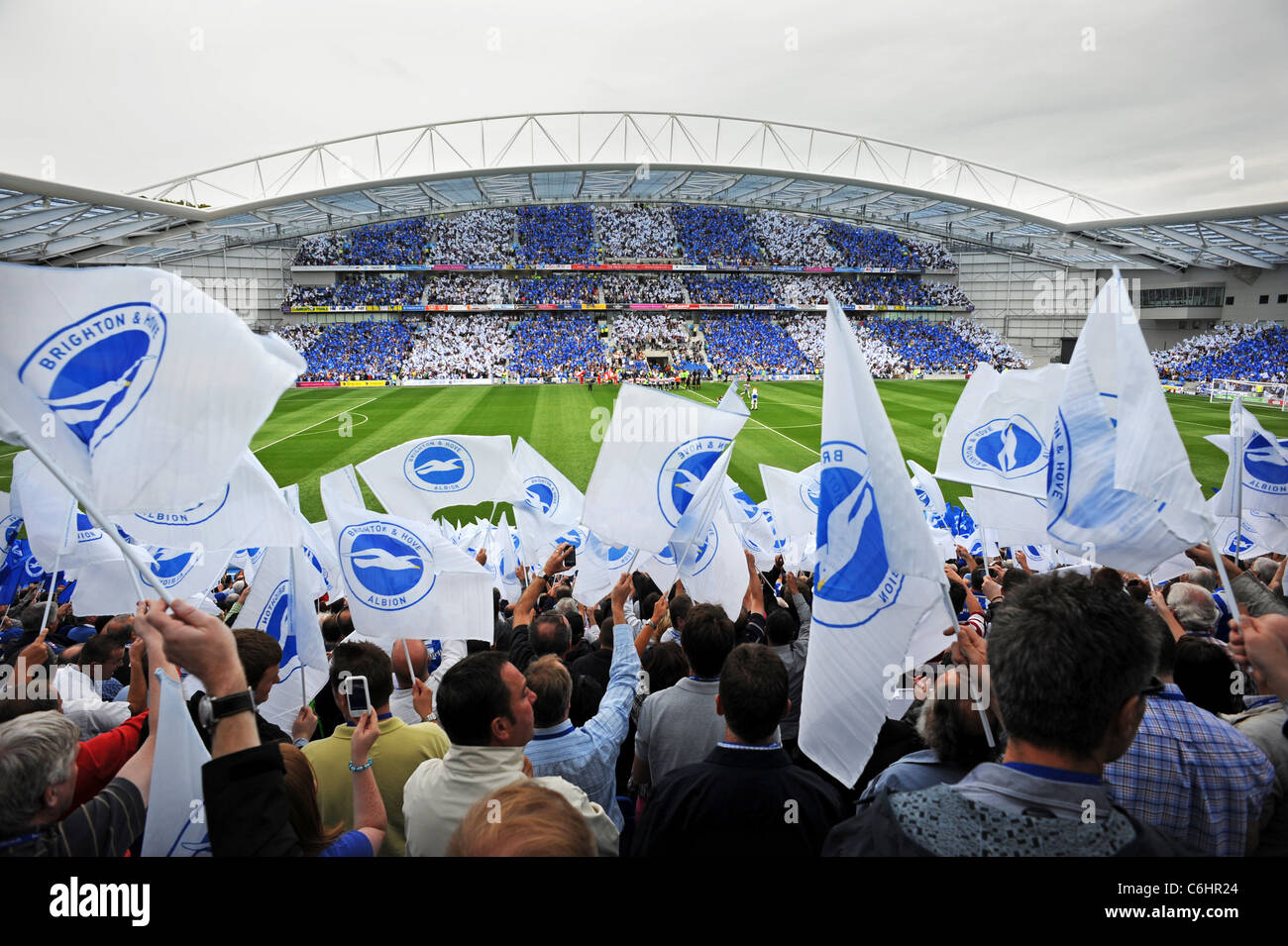 Brighton e Hove Albion tifosi bandiere d'onda prima della prima gara di Campionato mai per essere giocato al nuovo stadio di Amex Foto Stock