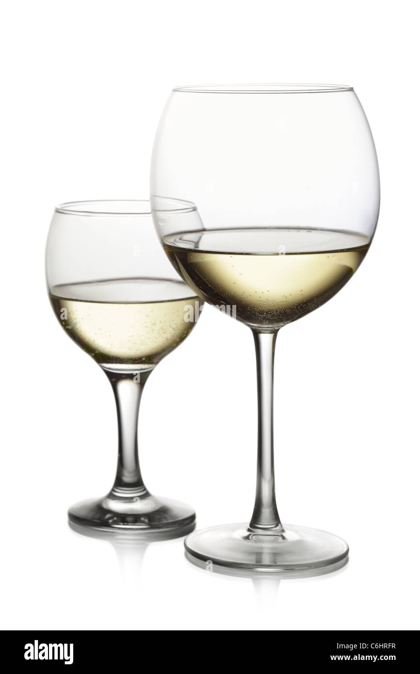 Due bicchieri di vino isolato su sfondo bianco Foto Stock