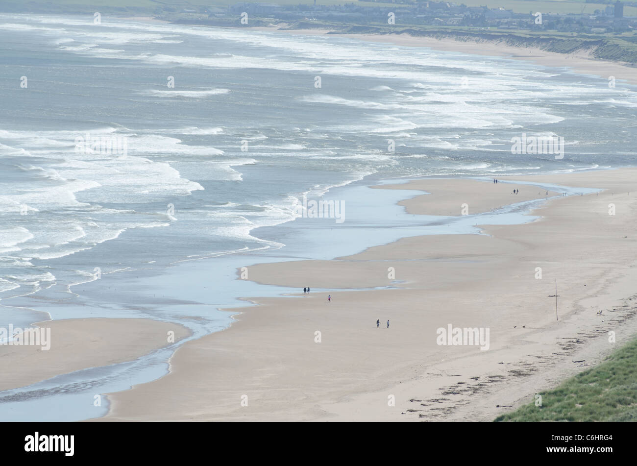 San Ciro Spiaggia Riserva Naturale Nazionale con modelli di surf e la gente a piedi - relax sulla sabbia 4 Foto Stock