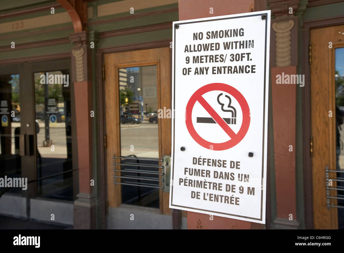 Non é permesso fumare entro 9 metri di distanza di qualsiasi entrata su edificio pubblico winnipeg Manitoba Canada Foto Stock