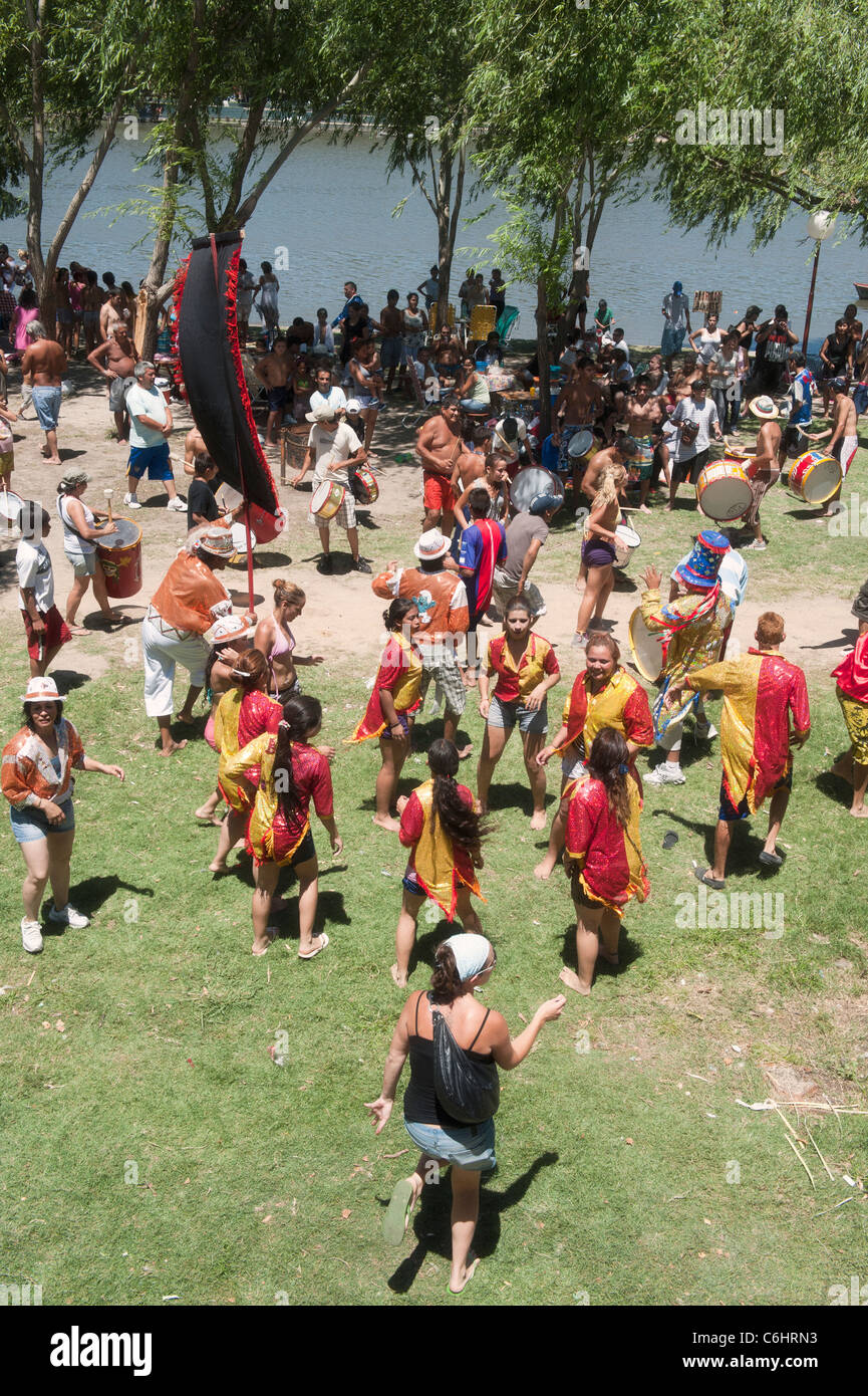 I giovani divertirsi su una spiaggia durante il carnevale di Gualeguaychu, Argentina Foto Stock