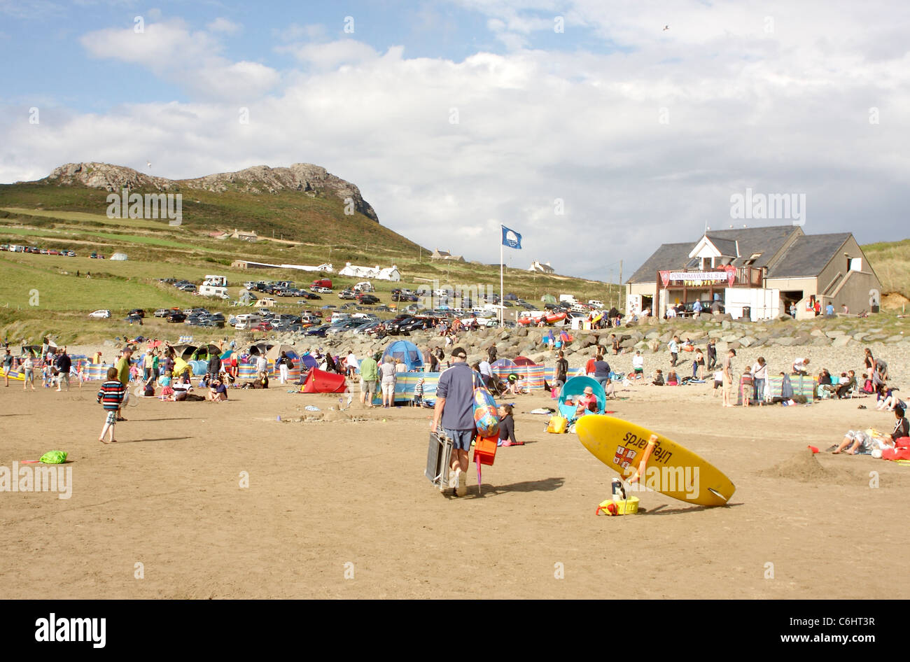 Un bagnino di Surfboard puntellato sul Whitesands Bay di St David's, Galles Foto Stock