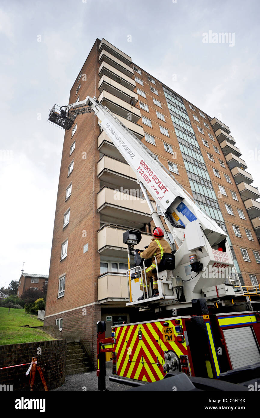 Fire equipaggi che prenderanno parte a un esercizio di un alto edificio di appartamenti in Brighton Foto Stock