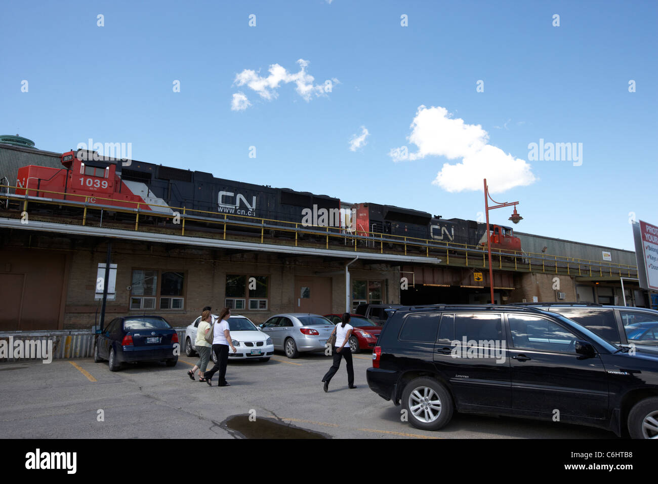Parcheggio auto e locomotive in corrispondenza della parte posteriore della Union Station winnipeg Manitoba Canada Foto Stock