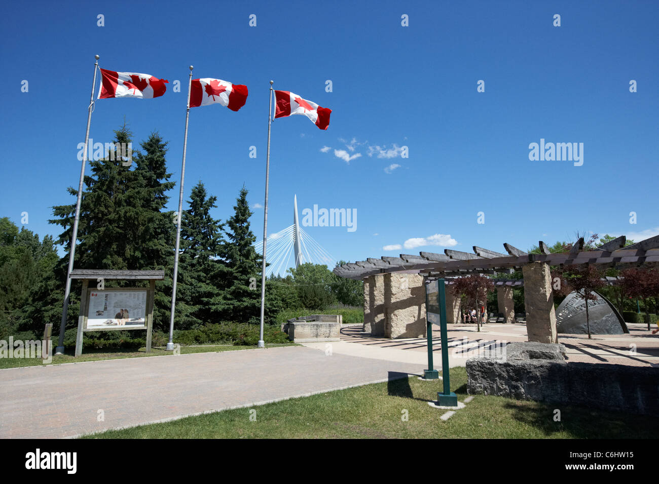 Bandiere canadesi volare sopra le forche sito storico nazionale del Canada Winnipeg Manitoba Canada Foto Stock