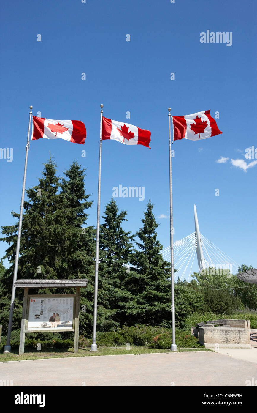 Bandiere canadesi volare sopra le forche sito storico nazionale del Canada Winnipeg Manitoba Canada Foto Stock
