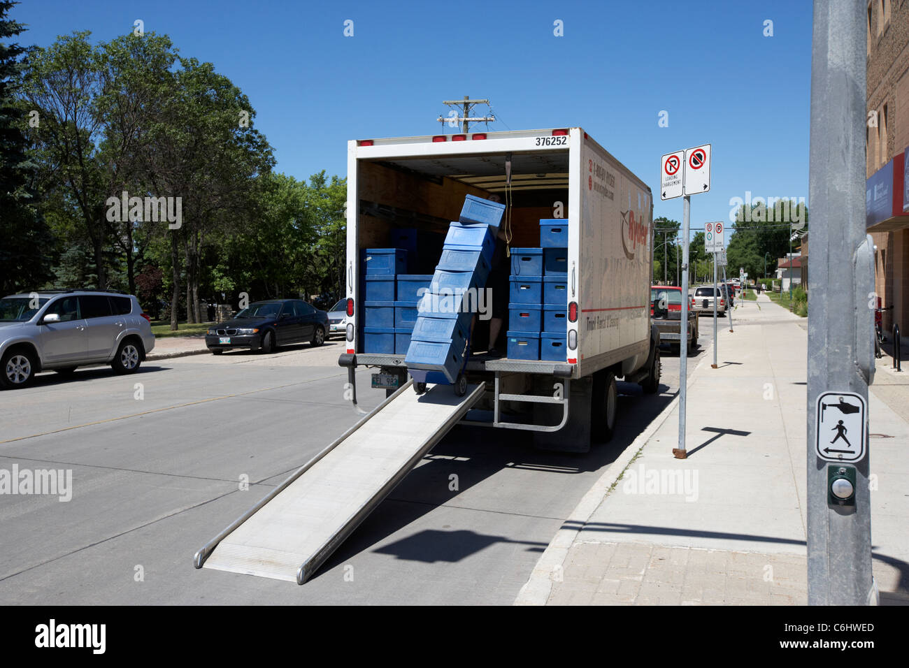 Uomo caselle di caricamento del file di documento nella parte posteriore di un camion noleggio in Winnipeg Manitoba Canada Foto Stock