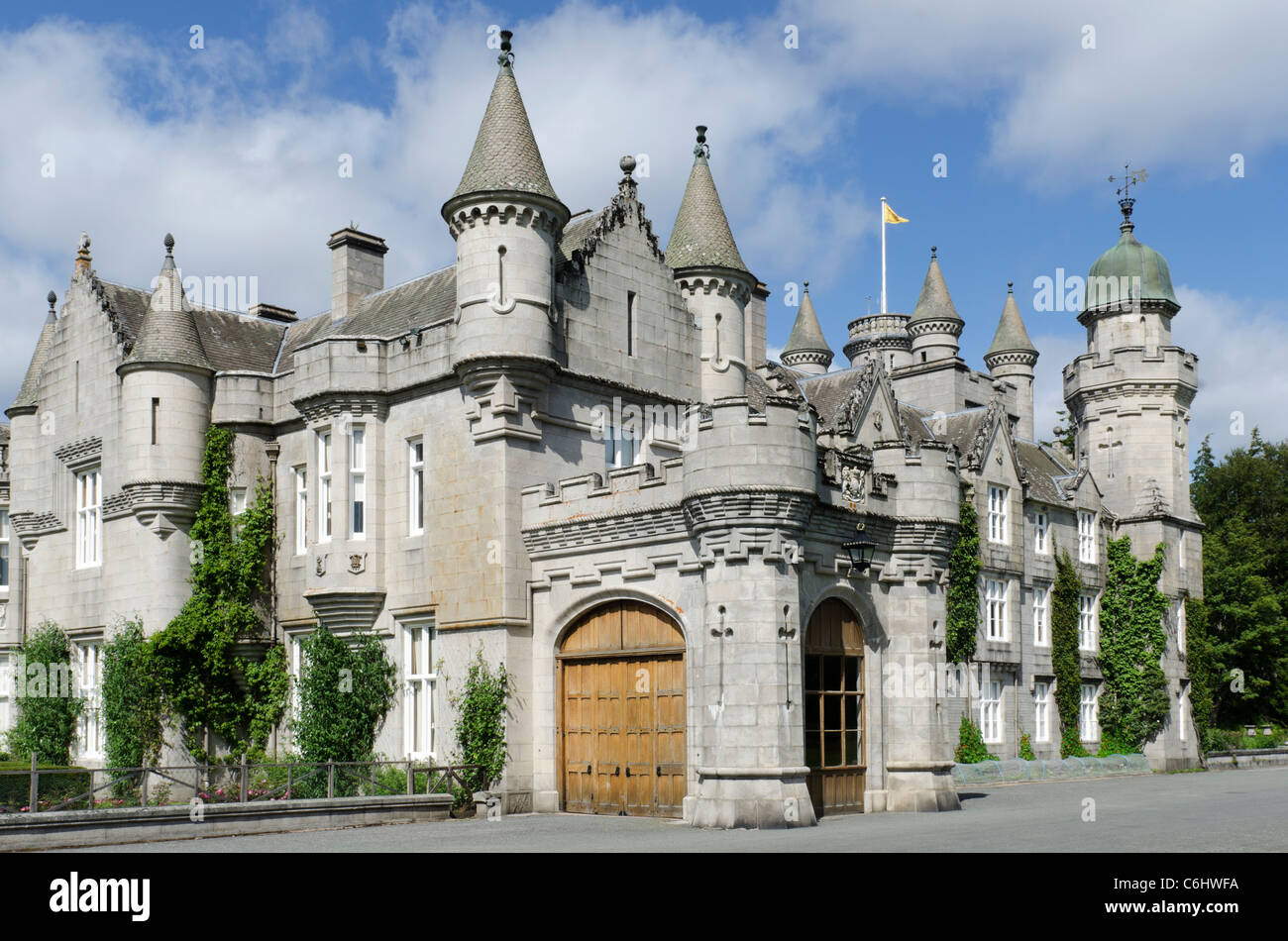 Il Castello di Balmoral Royal Deeside - Queen's residence vista del castello e torrette dalla porta anteriore Foto Stock